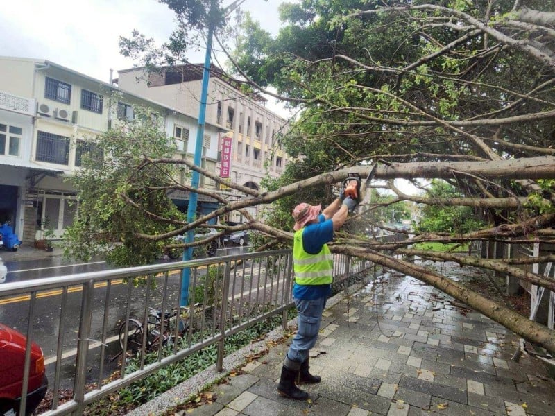 「樺加沙」強颱豪雨致吉安零星災情 游淑貞坐鎮指揮團隊迅速排除狀況